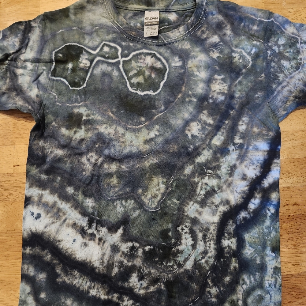 Kids Geode Tshirt Hand-dyed Brand New Gilden size Small